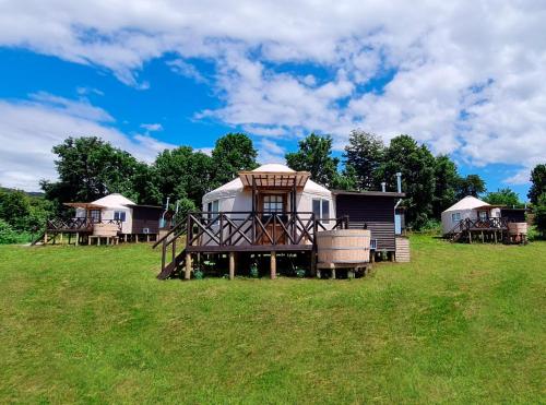 um grupo de casas num campo relvado em Domos Anulen em Puerto Varas