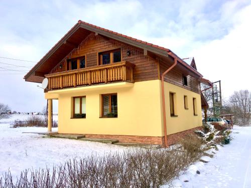 una casa de madera con nieve en invierno en Chata Ski Chopok, en Demänovská Dolina