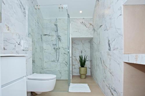 y baño con aseo y ducha. en Flowers Premium Apartments & Rooms, en Zagreb