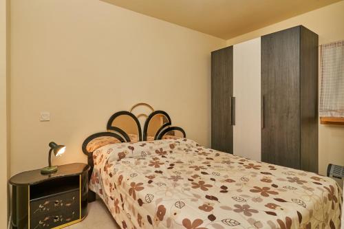 ein Schlafzimmer mit einem Bett mit einer Bettdecke in der Unterkunft Terrazas Torrox in Torrox Costa