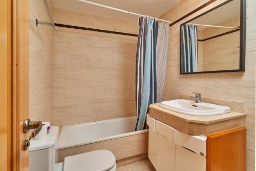 ein kleines Bad mit einem Waschbecken und einem WC in der Unterkunft Terrazas Torrox in Torrox Costa