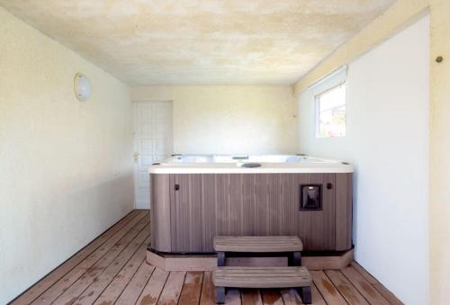uma banheira num quarto com piso em madeira em Chalet Alaric & Jacuzzi Ilot 1 rang1! VUE MER! 4rooms! CLIM 10p 24H24 em Gruissan