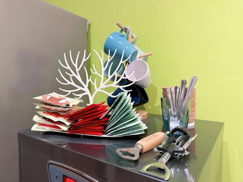 a table with a pile of books on top of it at Happy Fat B&B 寵物友善 in Taitung City
