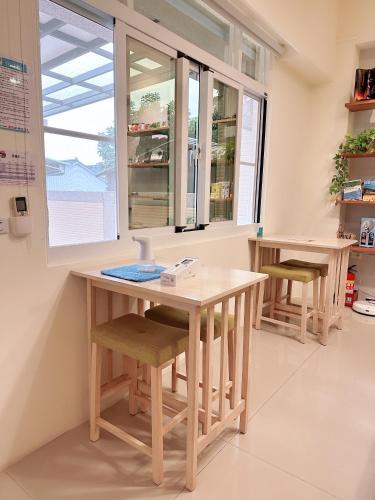 a kitchen with a table and two chairs and a window at Happy Fat B&B 寵物友善 in Taitung City