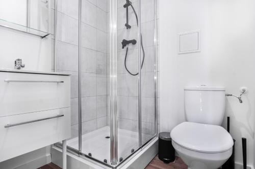 a bathroom with a shower and a toilet at Dream Aparts - Studio przy Piotrkowskiej in Łódź