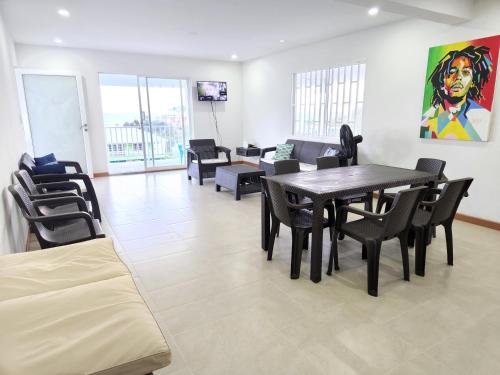 a waiting room with a table and chairs at Red Snapper Guest House in Providencia