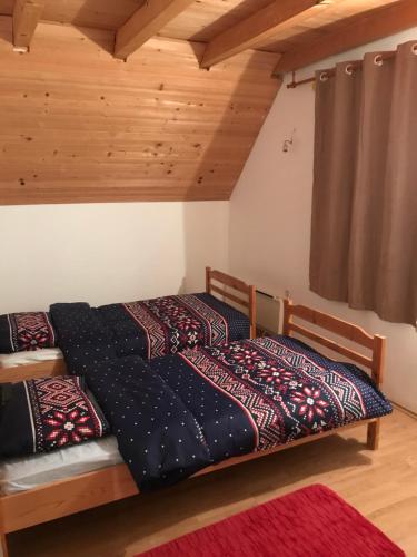 2 Betten in einem Zimmer mit Holzdecken in der Unterkunft Mountain House Vinko in Blidinje