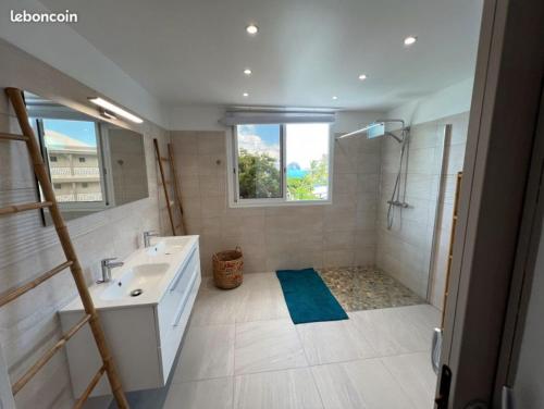 Bilik mandi di Villa en bord de mer, vue mer au Diamant