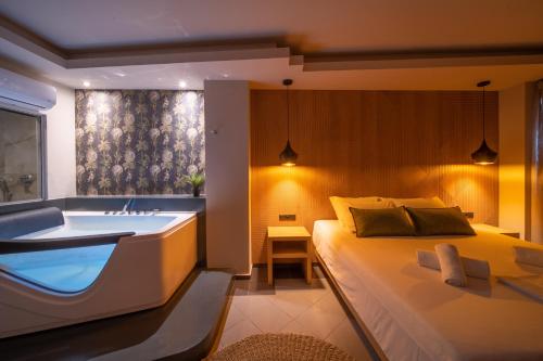 um quarto com uma banheira e uma cama em HOM54 Luxury Suites em Heraclião