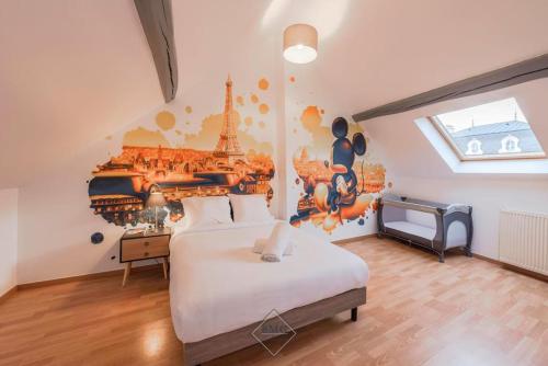 - une chambre avec un lit et une fresque de la tour Eiffel dans l'établissement Disney House, à Chessy