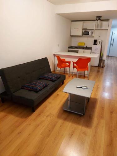 salon z kanapą i stołem w obiekcie UNICO STUDIO w BuenosAires