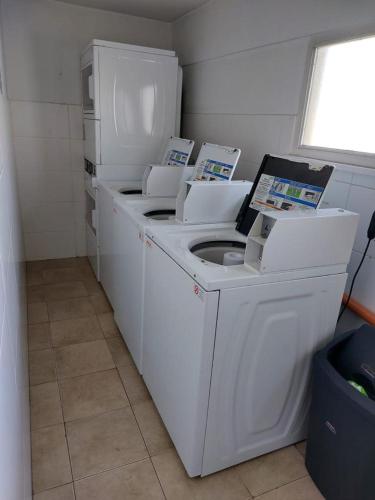 una lavadora y secadora blancas en una habitación en UNICO STUDIO en Buenos Aires
