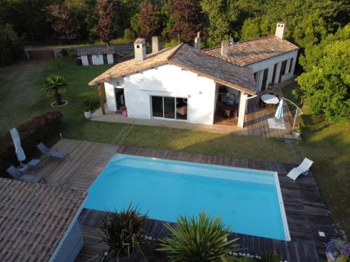 Bazén v ubytování Très belle villa avec piscine au calme de la forêt nebo v jeho okolí