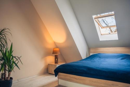 - une chambre avec un lit bleu et une fenêtre dans l'établissement Elite Business Residence, by Holiwork Stays, à Plovdiv