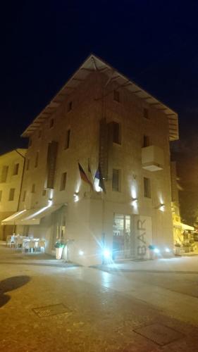 ein großes Gebäude mit Lichtern in der Nacht davor in der Unterkunft Hotel Cumilì in Capo di Ponte