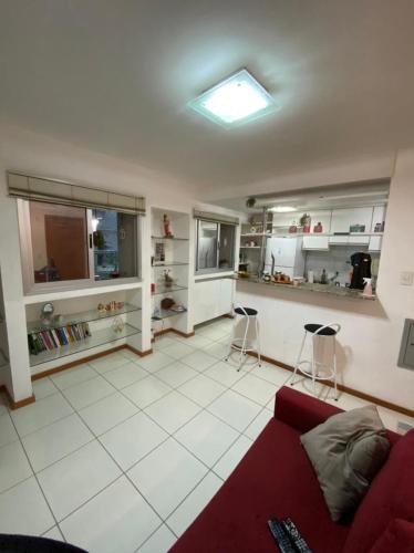 sala de estar con sofá y 2 taburetes en Miniduplex bem localizado, en Brasilia