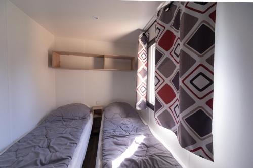 Katil atau katil-katil dalam bilik di CAMPING LES OURMES