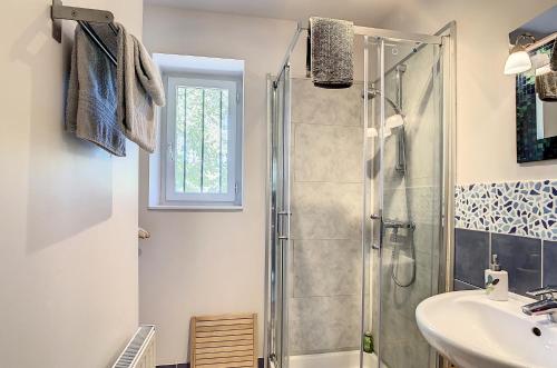 y baño con ducha y lavamanos. en Gîte - Holiday Home Vent Marin, en Limoux
