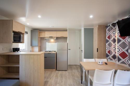 Dapur atau dapur kecil di CAMPING LES OURMES