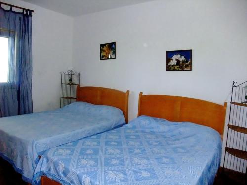 twee bedden naast elkaar in een slaapkamer bij Villa De Rêve avec Piscine XXL Vue Panoramique in Fundão