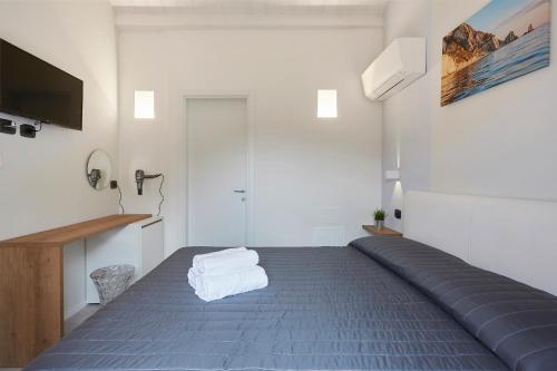 a room with a bed with two towels on it at Affittacamere Somnium in Sirolo