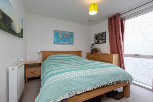 A bed or beds in a room at Quiet Flat close to London Top Attractions
