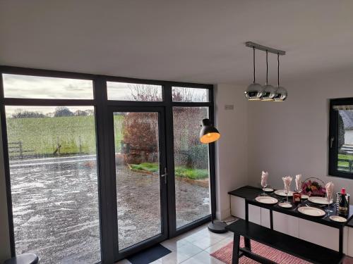 Home Close to Center Parcs Longford : غرفة طعام مع باب زجاجي منزلق كبير