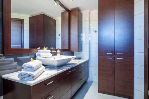 La salle de bains est pourvue d'un lavabo et d'un miroir. dans l'établissement Villa David Heraklion, à Kavrokhórion