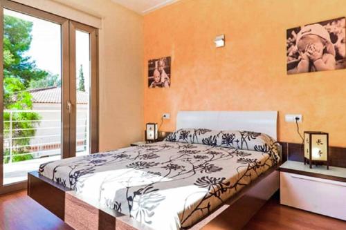 穆羅海灘的住宿－Villa Mediterraneo，一间卧室设有一张床和一个大窗户