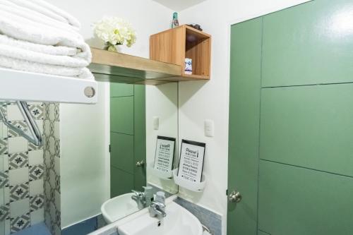 La salle de bains est pourvue d'un lavabo et d'un miroir. dans l'établissement Grand Residences Cebu ETB - Near IT Park and Ayala Cebu, à Cebu