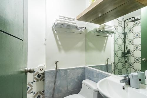 a bathroom with a toilet and a sink at Grand Residences Cebu ETB - Near IT Park and Ayala Cebu in Cebu City