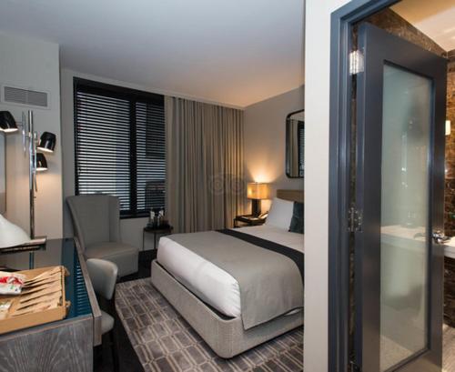 Habitación de hotel con cama y baño en Empire apartment en Huddersfield