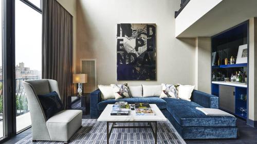 sala de estar con sofá azul y mesa en Empire apartment en Huddersfield