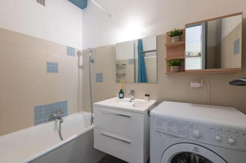 La salle de bains est pourvue d'un lave-linge et d'un lavabo. dans l'établissement Cosy Studio près des Palaces Mentonnais, à Menton