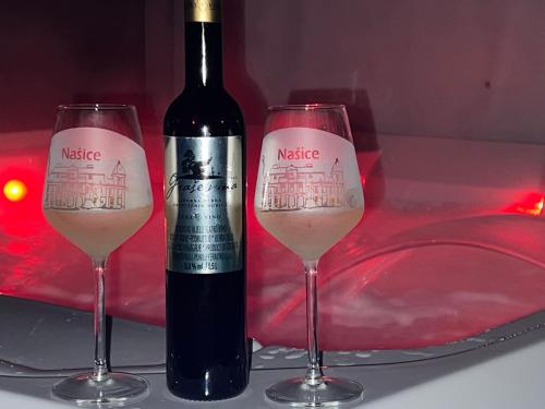 Nápoje v ubytování La Luna Premium Deluxe Apartment with Pool & Jacuzzi, Bikes and Covered Parking