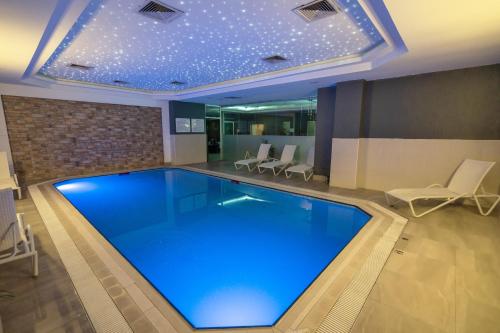 una grande piscina in una camera d'albergo di The Green Park Taksim a Istanbul