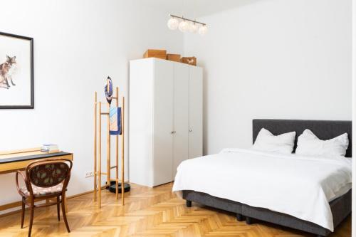 - une chambre avec un lit et un bureau dans l'établissement Altbauschatz am Alsergrund, Nähe Innere Stadt, à Vienne