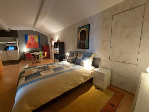 1 dormitorio con 1 cama grande y comedor en La crique de l'evole en Neuchâtel