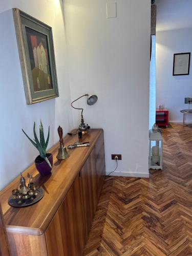 a room with a wooden counter with a lamp on it at Piccola Suite in Castiglione del Lago