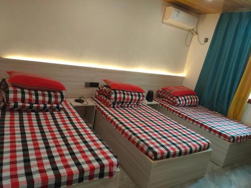 Postel nebo postele na pokoji v ubytování Nanjing Tulou Qingdelou Inn