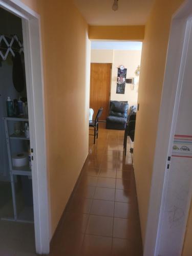 pasillo que conduce a la sala de estar y al comedor en Habitacion privada en casa en Ushuaia
