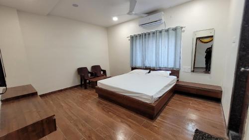 Ένα ή περισσότερα κρεβάτια σε δωμάτιο στο Laxmi Lodge