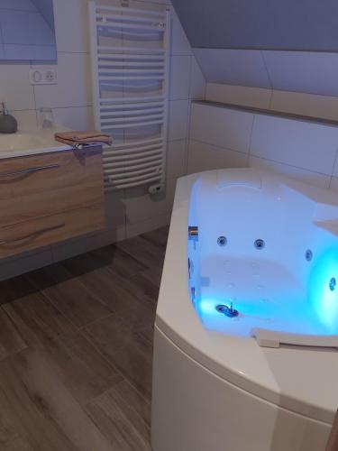 維桑堡的住宿－Aux vignes，浴室配有蓝色灯光浴缸