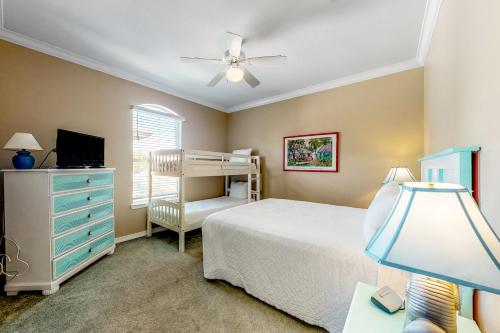 - une chambre avec un lit et des lits superposés dans l'établissement Emerald View, à Destin