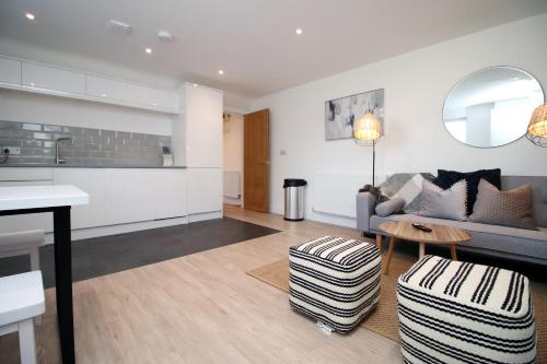 布里斯托的住宿－Long stay offer - Stylish 1 bed flat with parking，客厅配有沙发和桌子