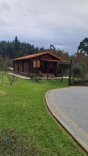 ein Haus mit einer kurvenreichen Straße davor in der Unterkunft Kombi House in Terras de Bouro