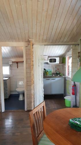 uma cozinha com um lavatório e uma mesa numa casa em Tofvehults Boende em Skaftet