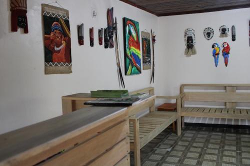 Habitación con encimera y pinturas en la pared. en Hipilandia Amazonas Hostel, en Leticia