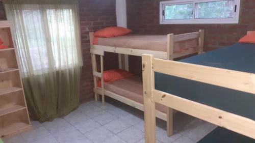 a room with two bunk beds and a window at Cabaña pared de piedra in Carpintería