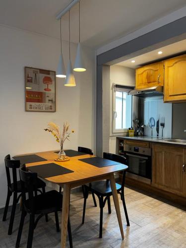 - une cuisine avec une table à manger et des chaises dans l'établissement à 30 m du coeur de la rue des Bains, à Trouville-sur-Mer